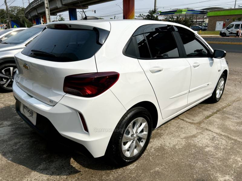 CHEVROLET - ONIX - 2023/2023 - Branca - R$ 74.900,00