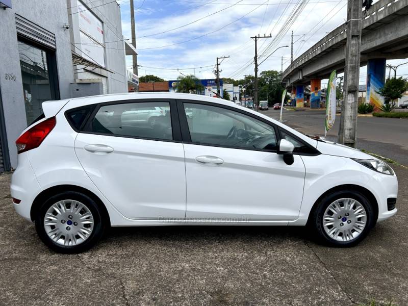 FORD - FIESTA - 2015/2015 - Branca - R$ 45.900,00