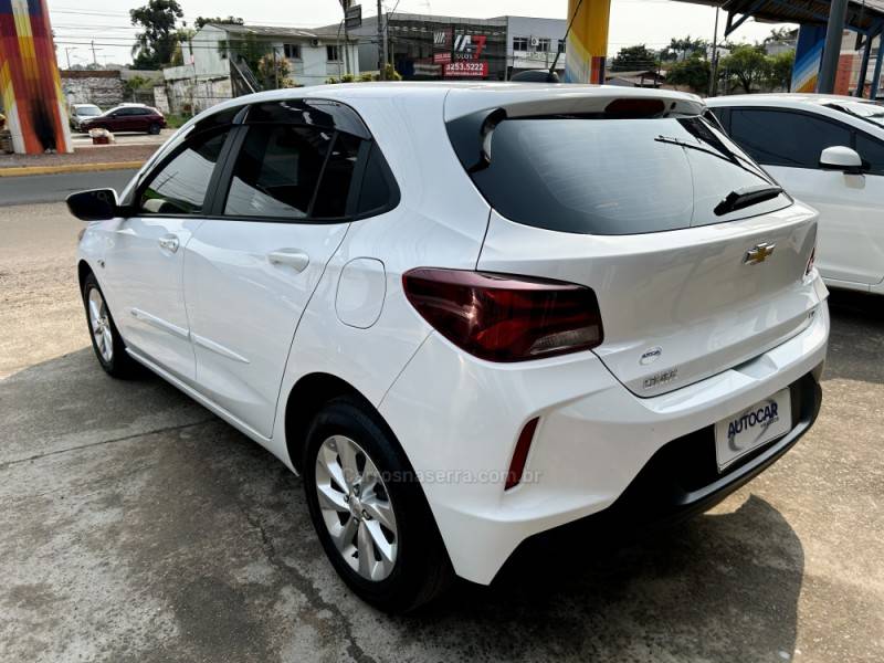 CHEVROLET - ONIX - 2023/2023 - Branca - R$ 74.900,00