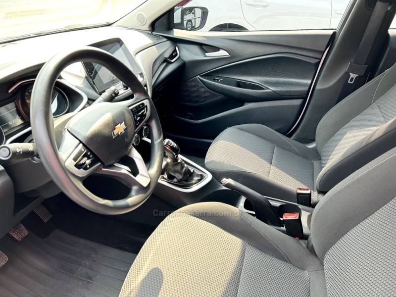 CHEVROLET - ONIX - 2023/2023 - Branca - R$ 74.900,00
