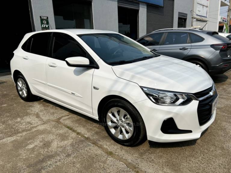 CHEVROLET - ONIX - 2023/2023 - Branca - R$ 74.900,00